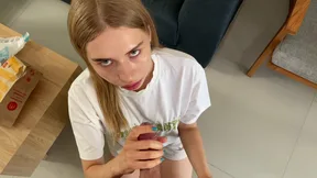 Une adolescente américaine mince profite d'un burger et d'éjaculations dans une vidéo POV