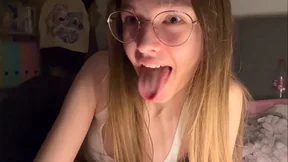 Hausgemachtes Video einer 18-jährigen Amateurin, die einem gut bestückten Partner ihren ersten Blowjob gibt