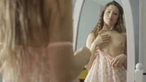 Russische Teenagerin genießt Solo-Spielzeit mit Sexspielzeug