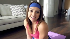 Latina stiefzus wordt ondeugend met haar stiefbroer in yogabroek